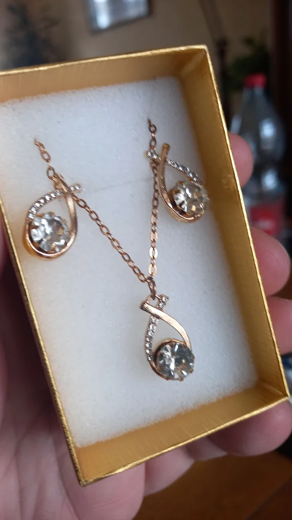 Parure boucles d'oreilles et collier 